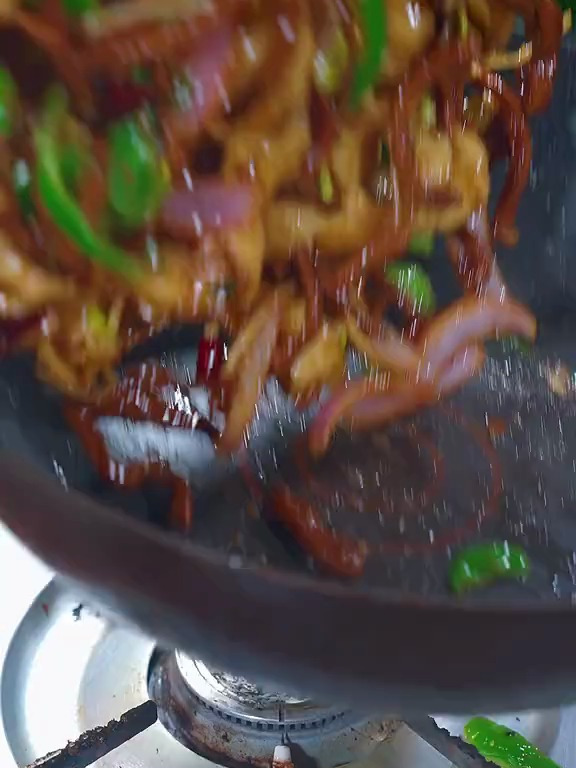 简单几种调料在家就能做出大排档好吃的肉丝炒刀削面,做法简单