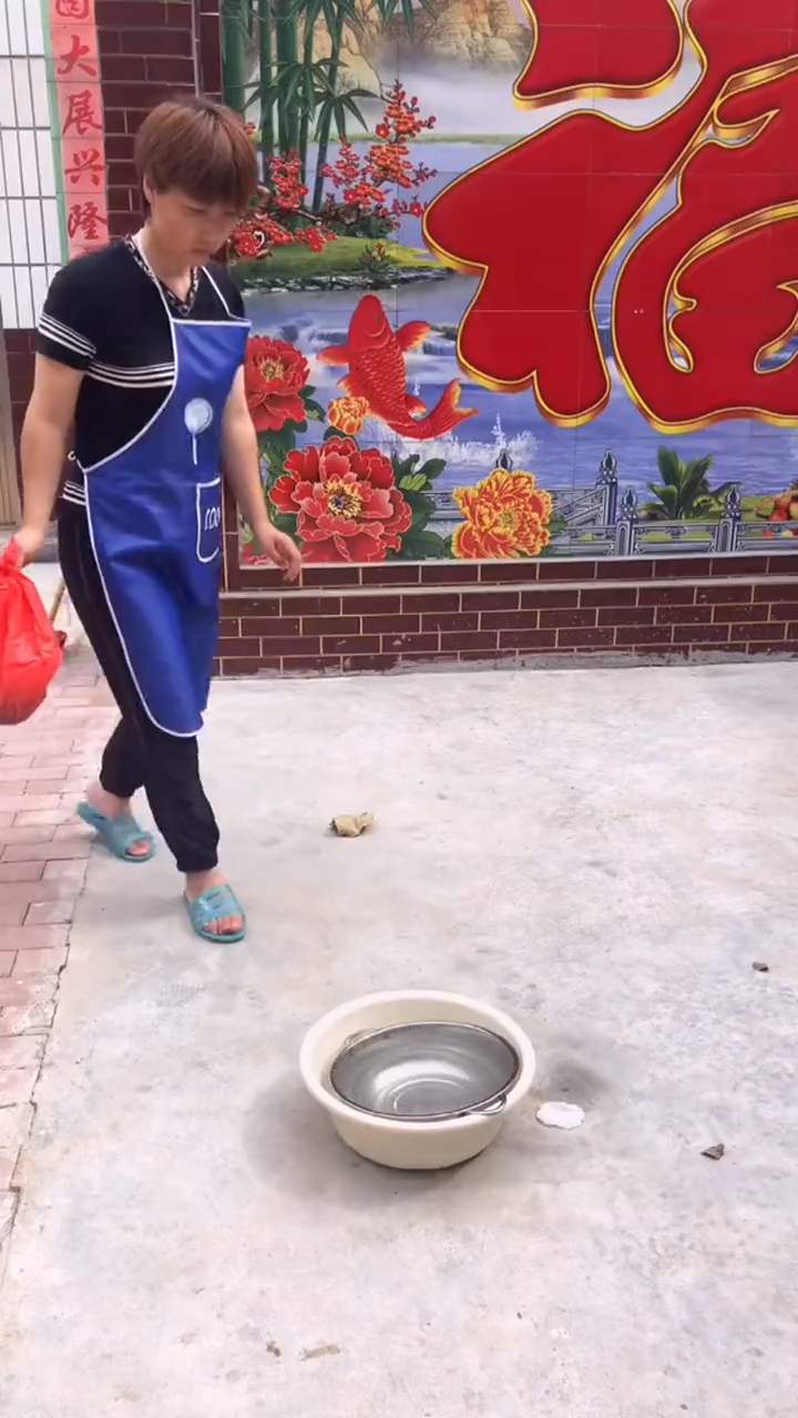 天热也没胃口不想吃饭烧鱼汤喝酸辣开胃我喝了两大碗