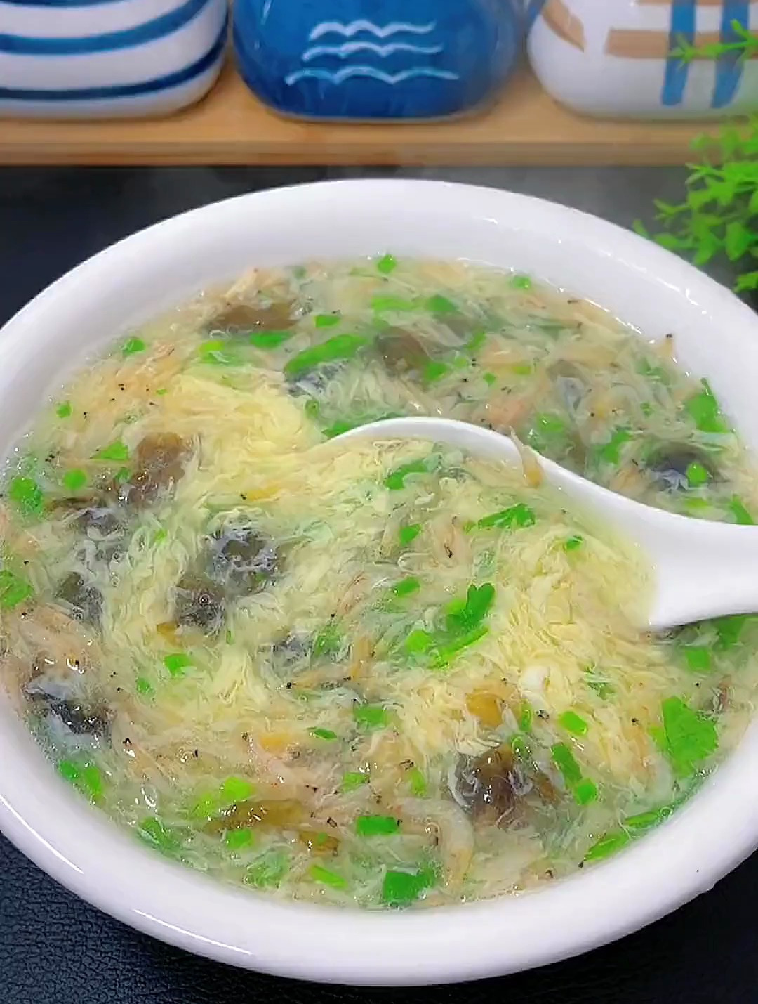 紫菜虾皮蛋花汤这样做,鲜香嫩滑,孩子连喝三碗都不够