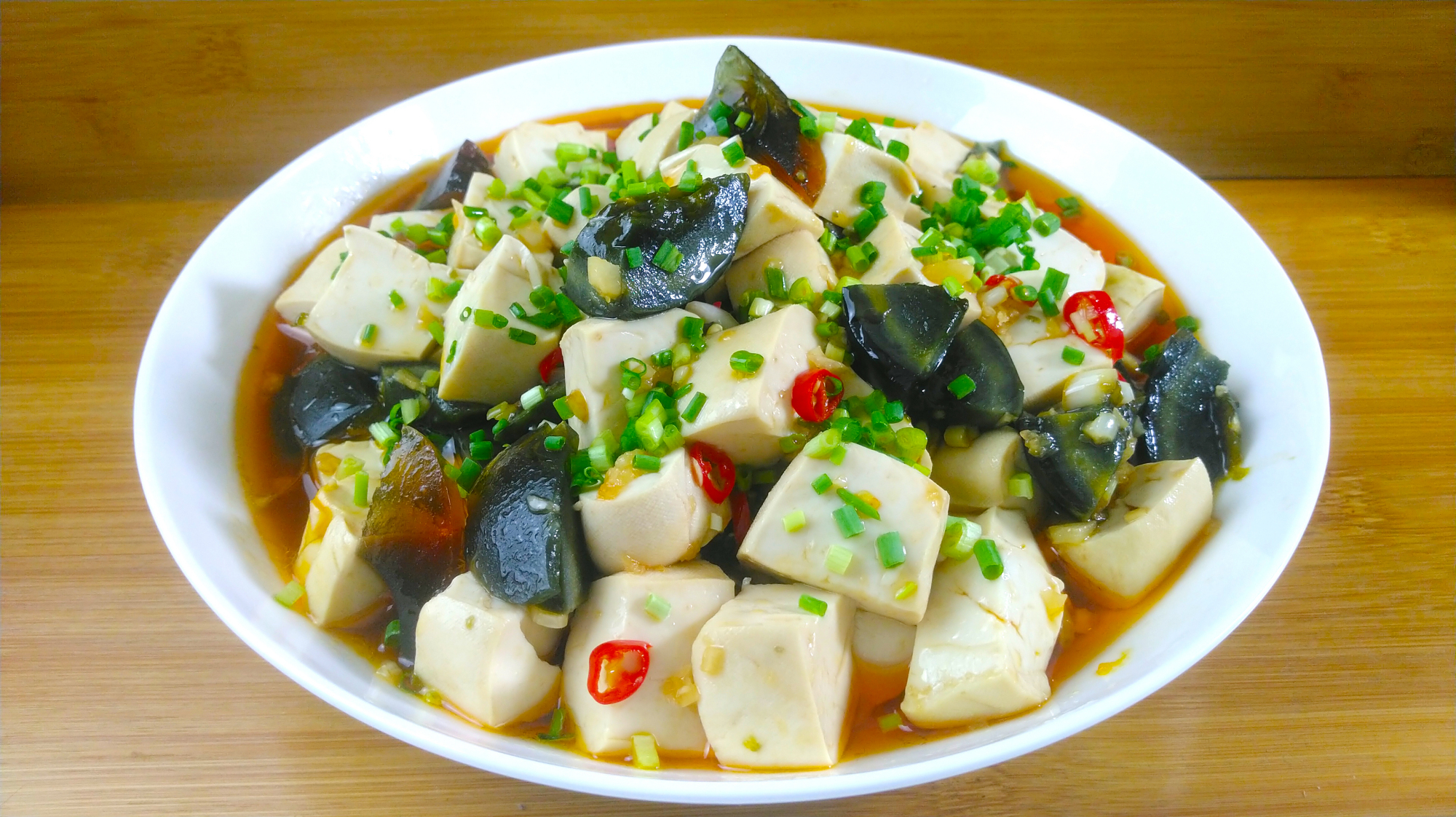 饭店的皮蛋拌豆腐为啥那么好吃?原来做法这么简单,一盘不够吃