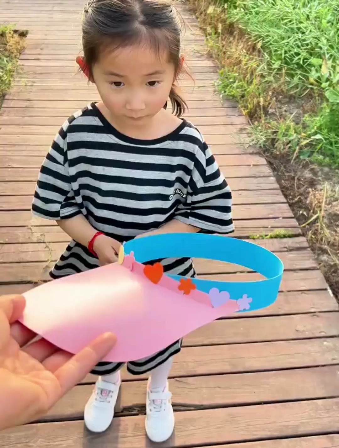 用卡纸给孩子做了一顶太阳帽,清爽又好看,教程安排在这里了