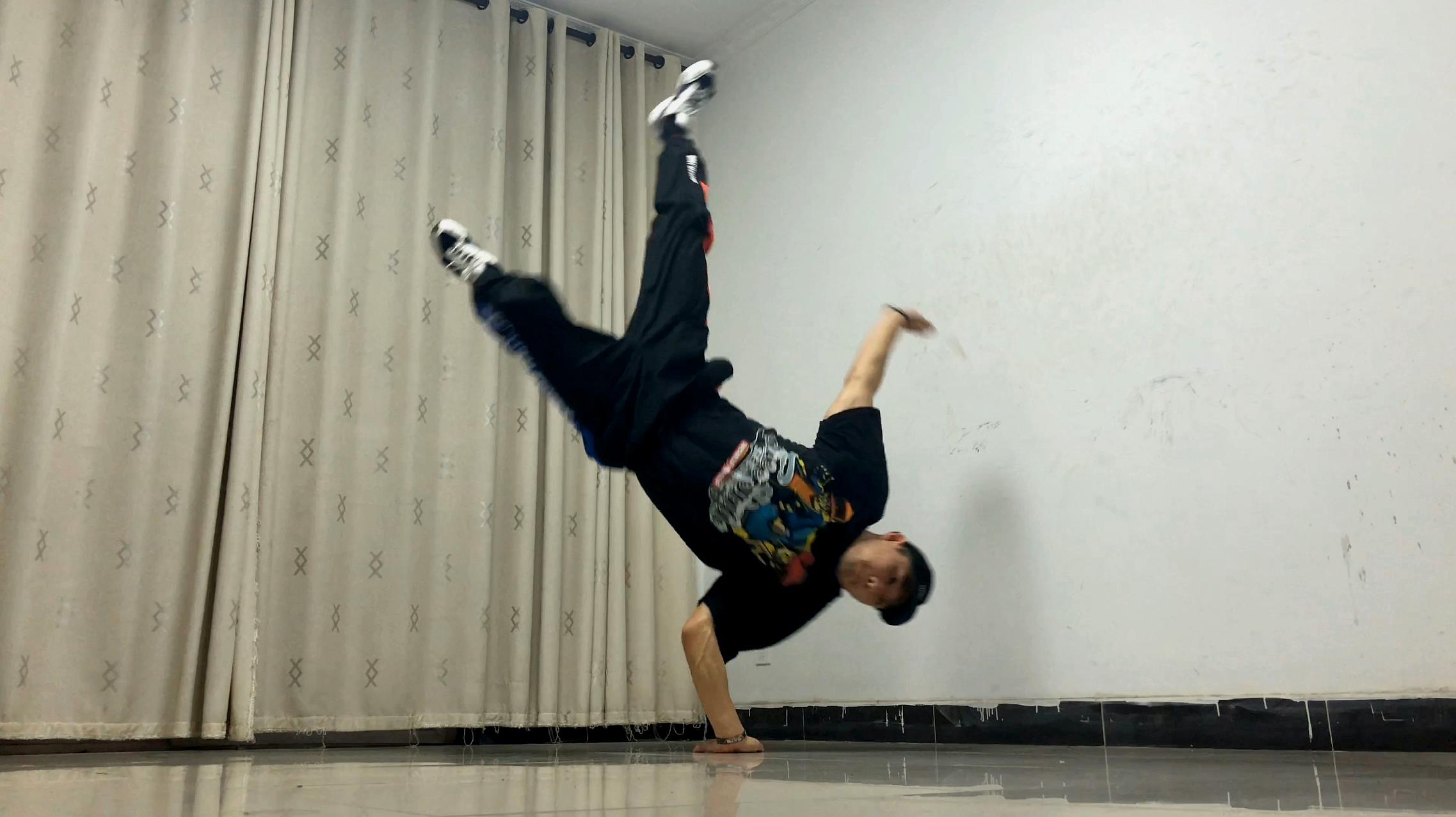 [图]bboy舞者HR浩然 在家街舞练习 超强Breaking大招