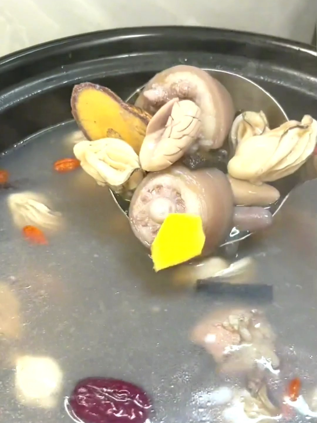 太香了 给老公炖的黑豆猪尾生蚝汤美味又滋补!