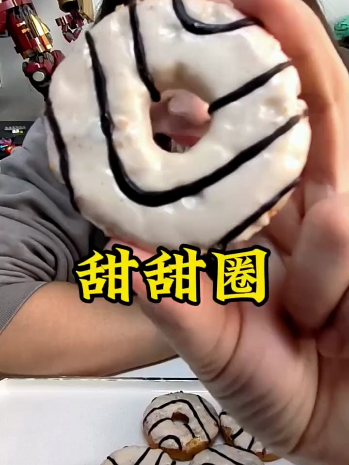 甜甜圈,噢!钢铁侠的游泳圈坏了!