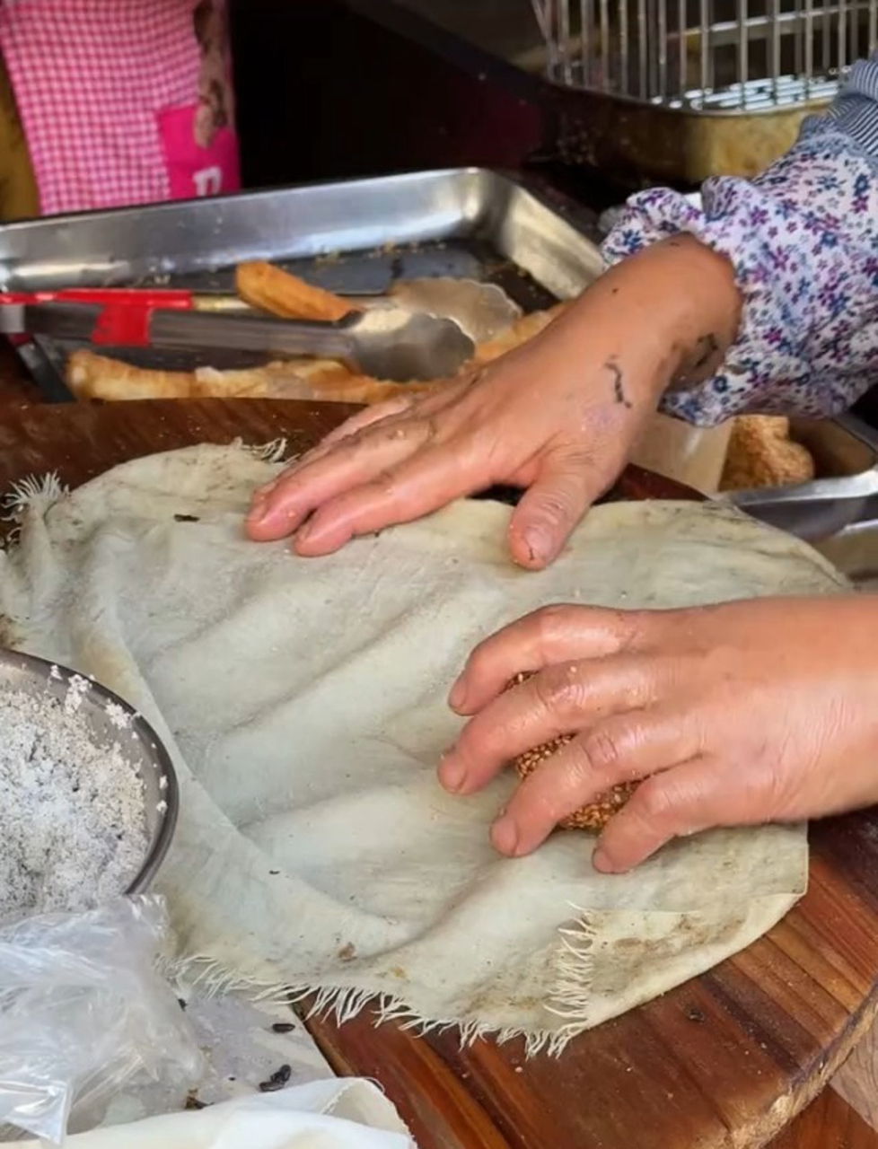 江苏南京特色麻团乌饭,12元一个,可以加蛋黄肉松,感觉好好吃
