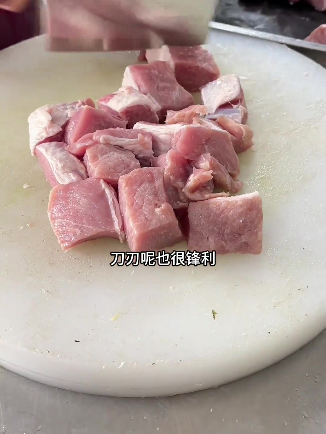 在厨房里做事啊,都离不开一把好用的菜刀,拿着轻巧,斩切两用