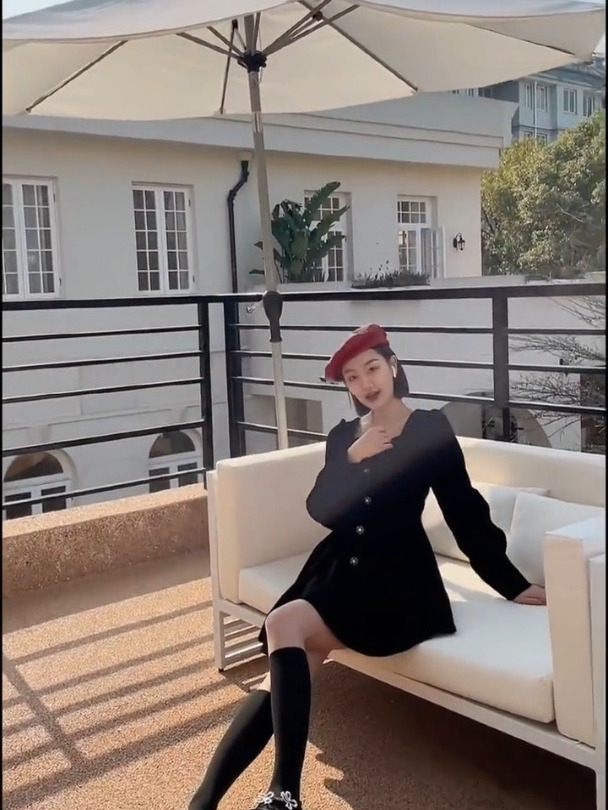 沙发拍照分享|ins气质女生下午茶打卡pose外出打卡拍照不想太刻意