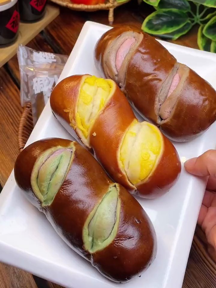 这是我吃过最软最好吃的碱水面包,馅料十足,口感软糯有嚼劲