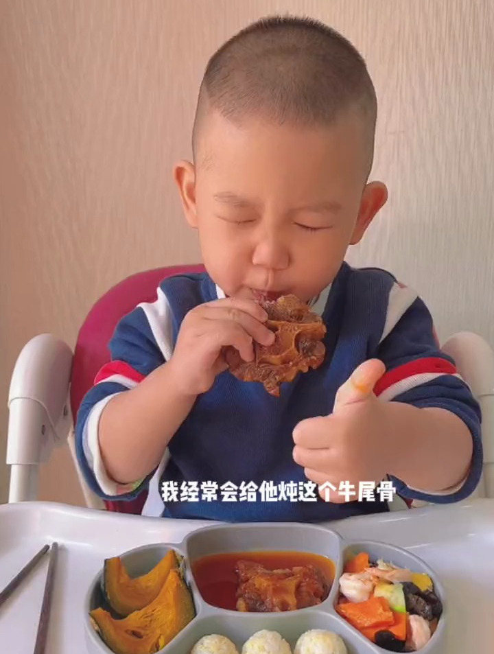 做成这样的番茄牛尾骨汤,肉质软烂,汤汁浓郁,孩子很喜欢