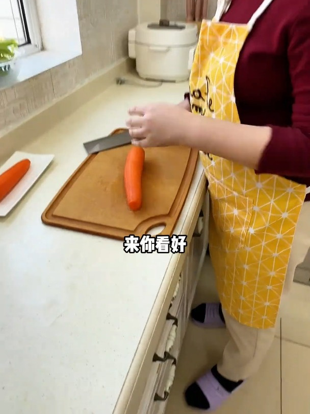 孩子,跟妈妈学会了,以后切菜就不会切到手啦!