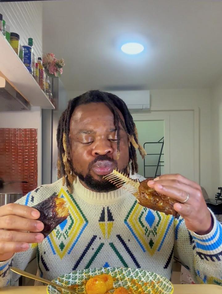 国外都是如何花式吃鱼的,这是连鱼刺和鱼骨都给吃了,真不可思议