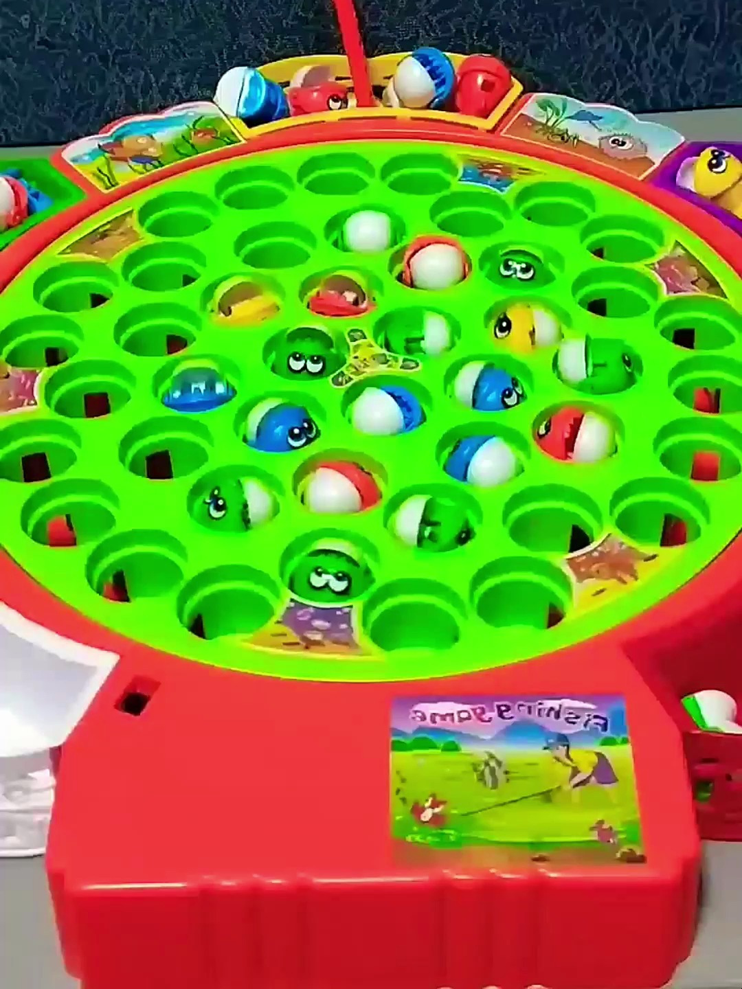 玩具展示:绿色钓鱼机里的小鱼