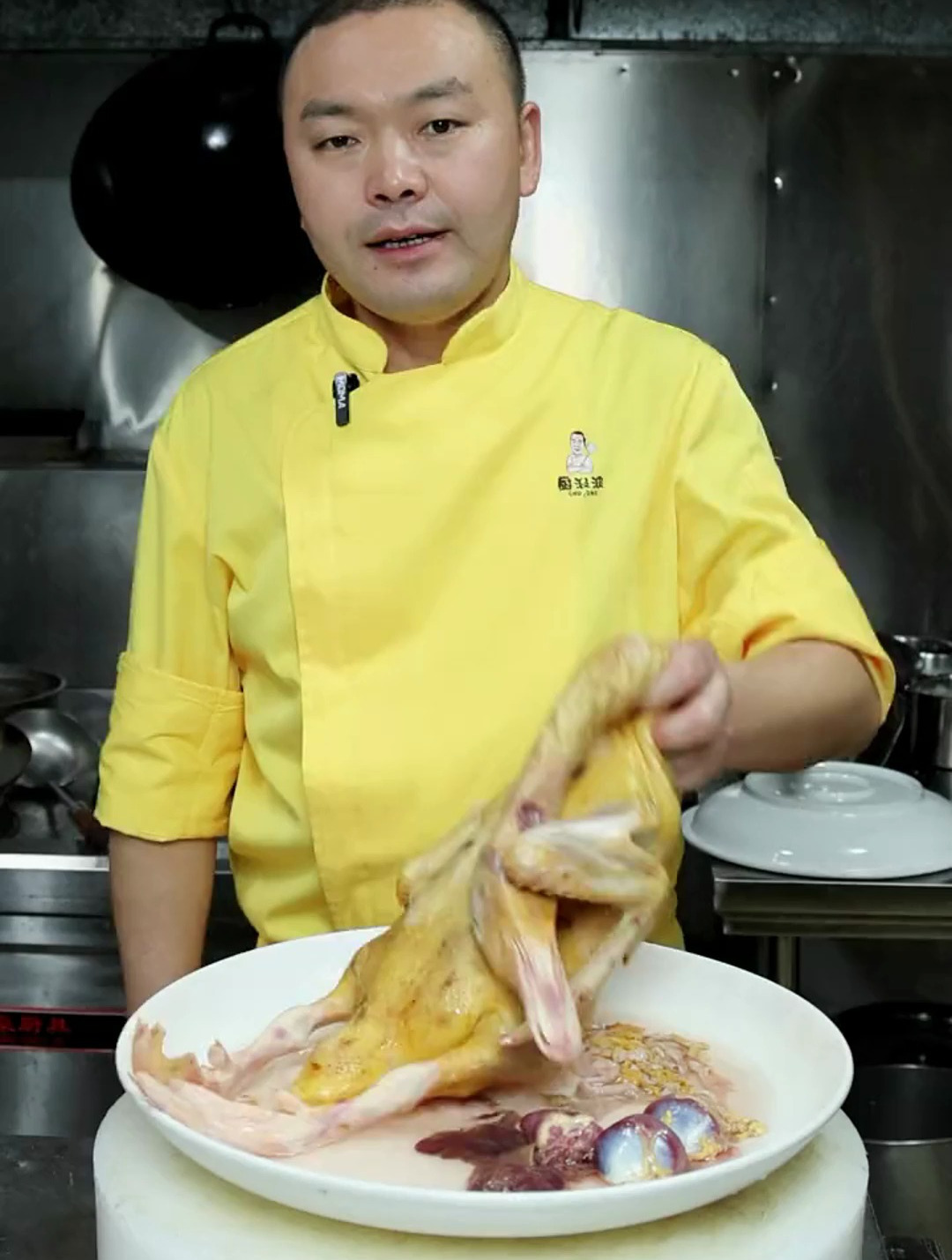 天气凉了就适合炖一锅热乎的老鸭汤吃,像我这样炖出来不腥不柴