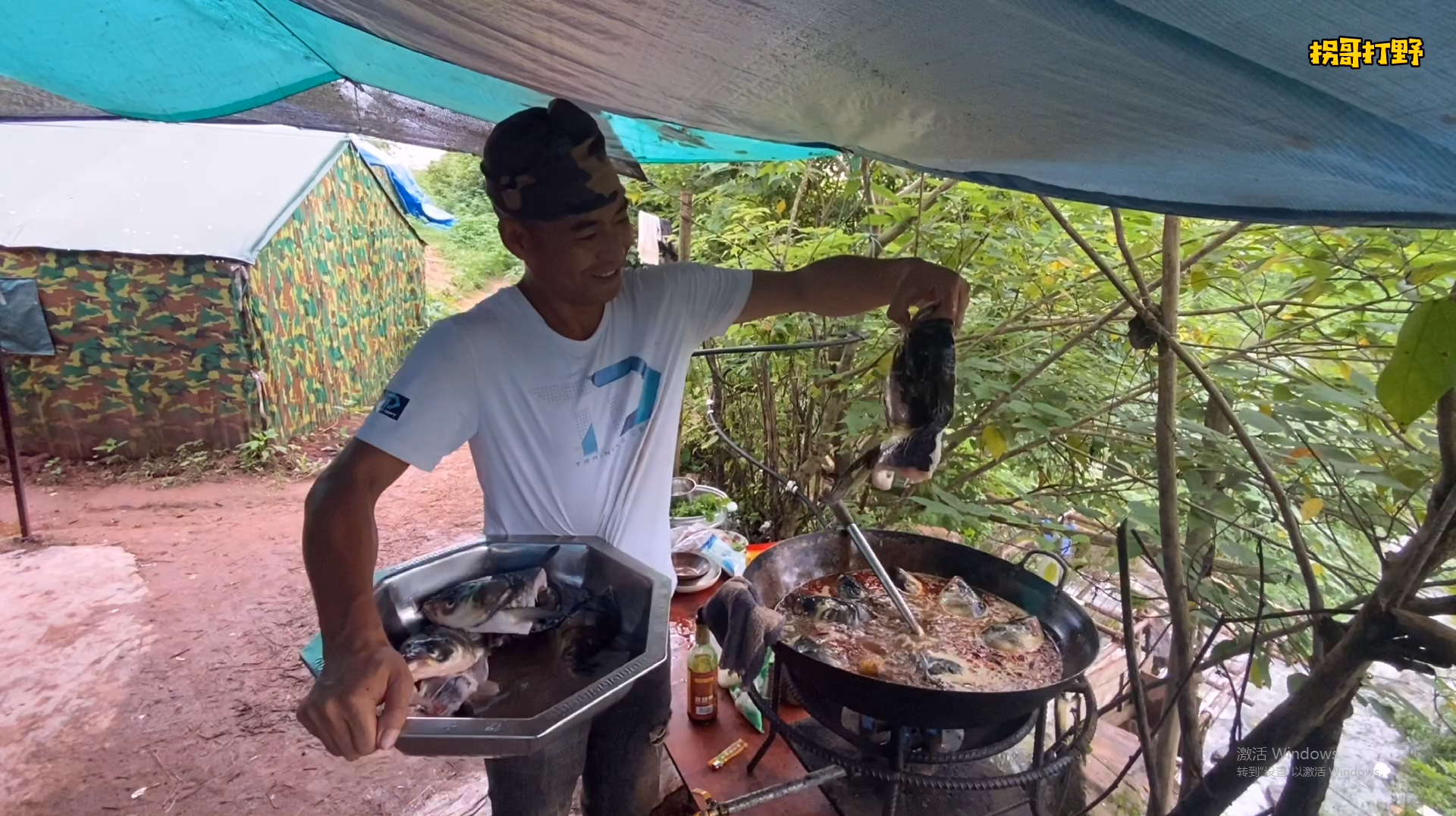 拐哥基地依山傍水,雨季来临展露一手自家火锅底料烹饪的鱼头火锅