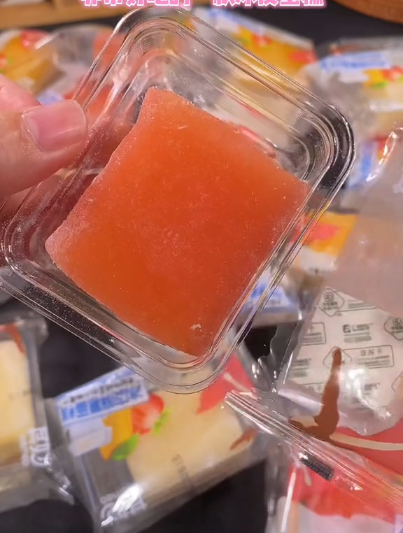 冰皮蛋糕有三个口味,香甜软糯,奶香浓郁,冰皮蛋糕好好吃