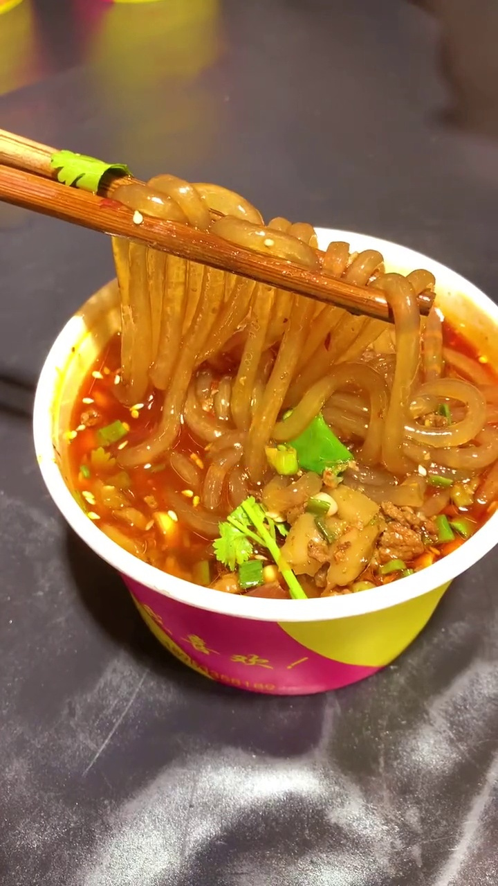 正宗重庆酸辣粉配方:姜蒜水10克、粮食酱油8克、香醋16克