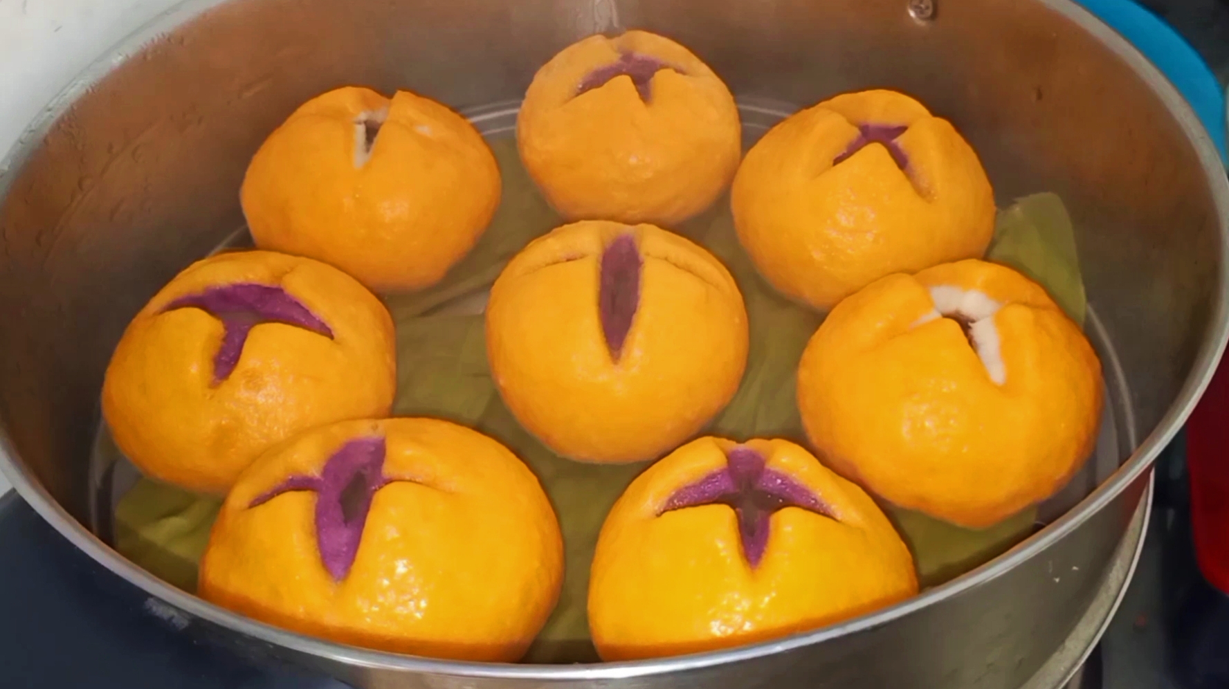 用紫薯和南瓜做成彩色的开花面包,健康无添加,香甜美味又好吃