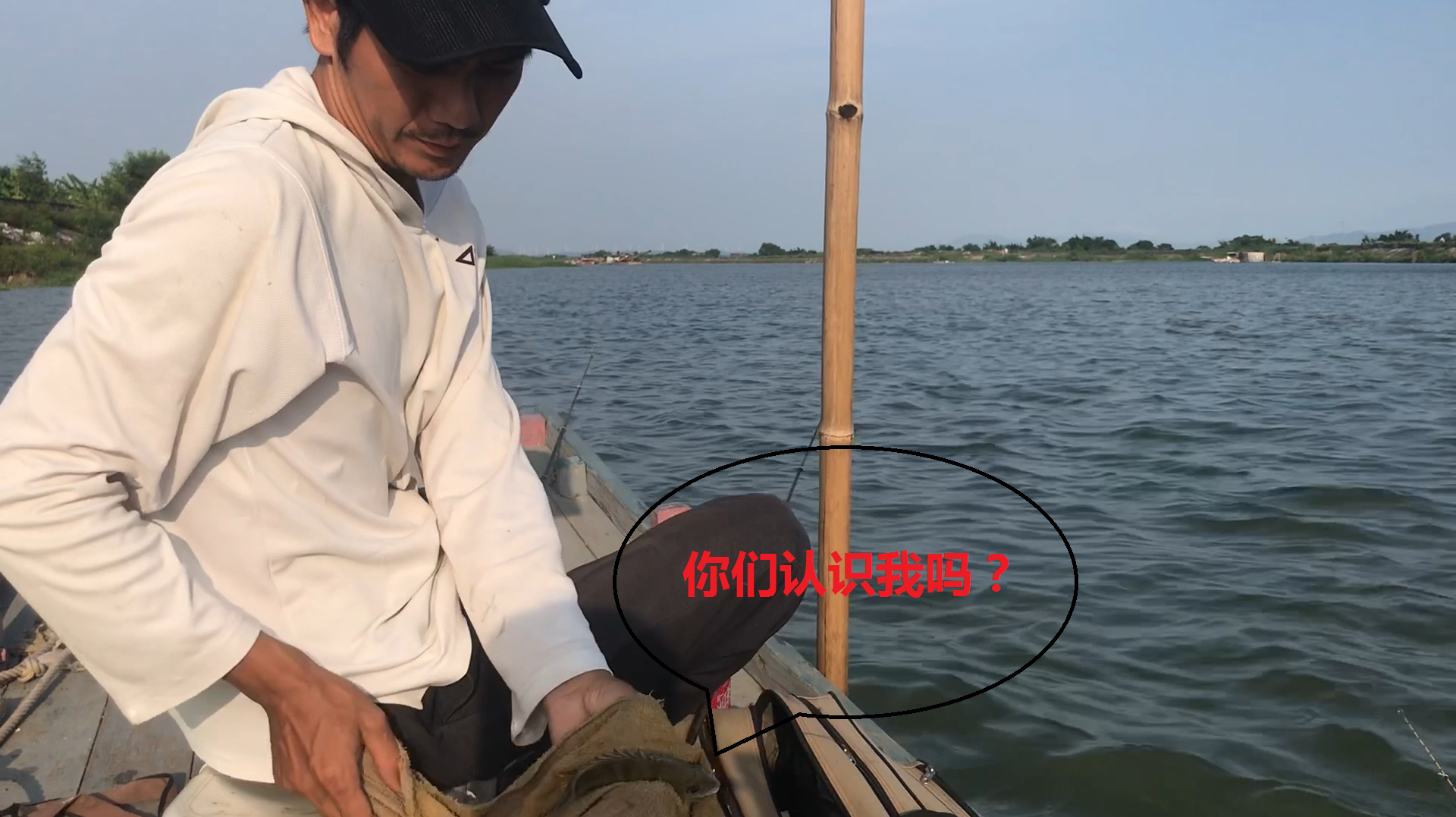 小伙和朋友开船去钓鱼,一个下午赚了一百多,靠这个养家现实吗?