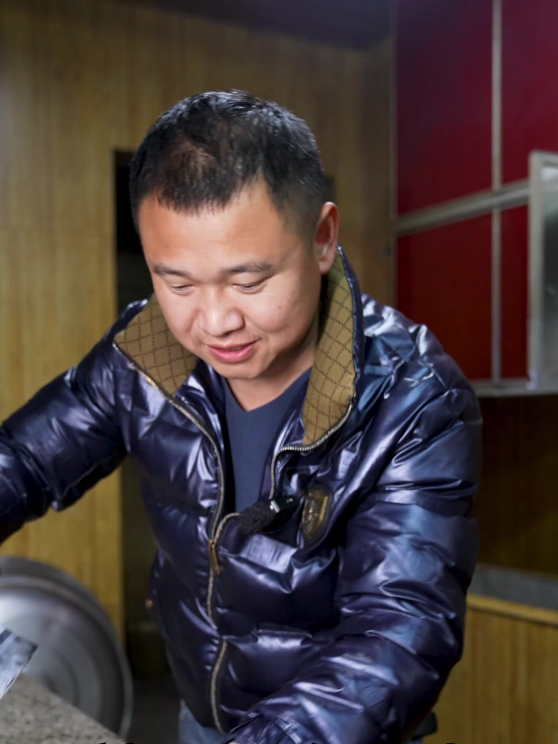 大舅难得回来,农村四哥安排两桌家常菜,一大家人吃得开心!