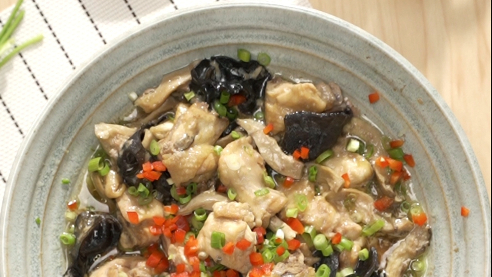 火星人集成灶蒸烤坊:菌菇云耳蒸鸡 ????食材准备:鸡半只、黑木耳10-12朵、伞菇10-12朵