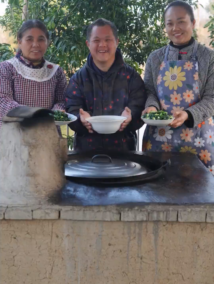食在四方,喝上一碗热气腾腾的瓦罐猪肚汤,暖胃暖心又暖人