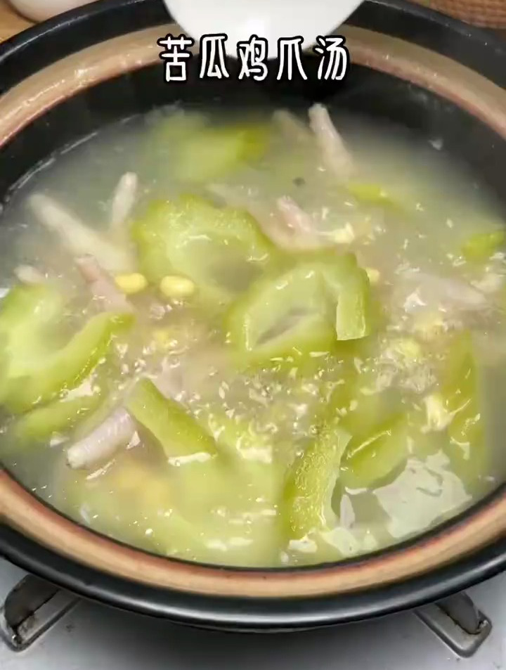 苦瓜鸡爪汤,满满的胶原蛋白,炎热夏天不可缺少的靓汤!