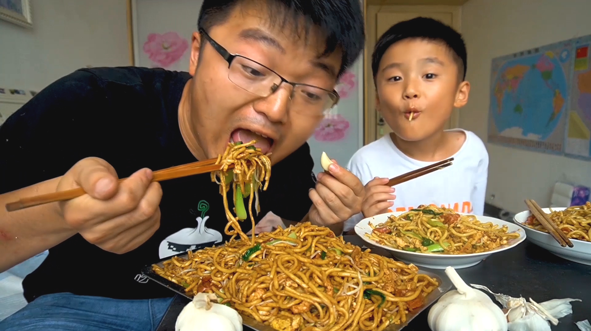 三斤面炒一锅,大sao给小肥羊做豪华炒面,地摊风味也太过瘾了