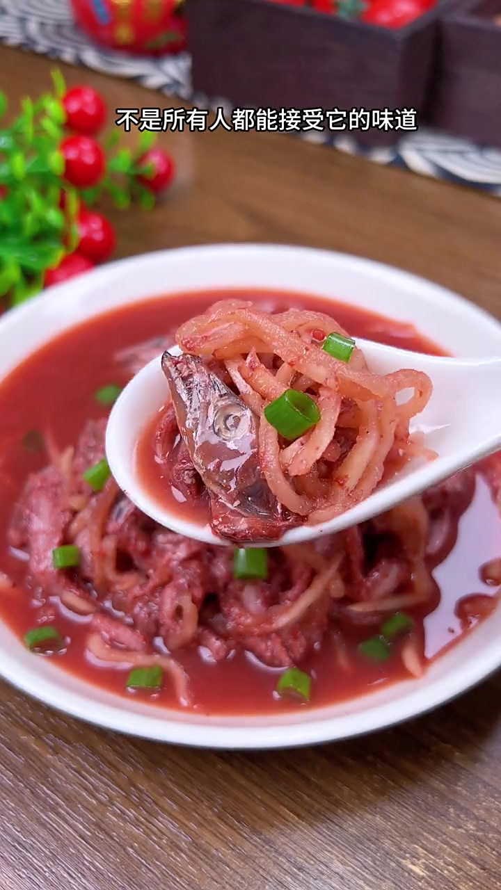 温州特产由幼小的带鱼跟萝卜丝红曲腌制而成,鲜香下饭太香了