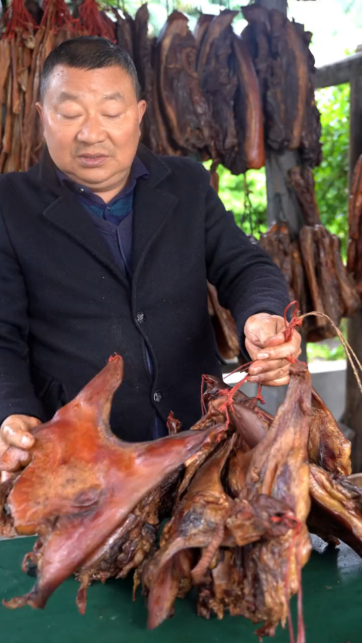 烟熏猪头肉,吃起来肥而不腻,香得很