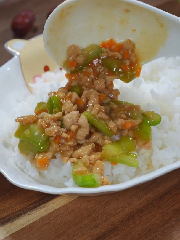 百吃不厌的丝瓜肉末盖饭