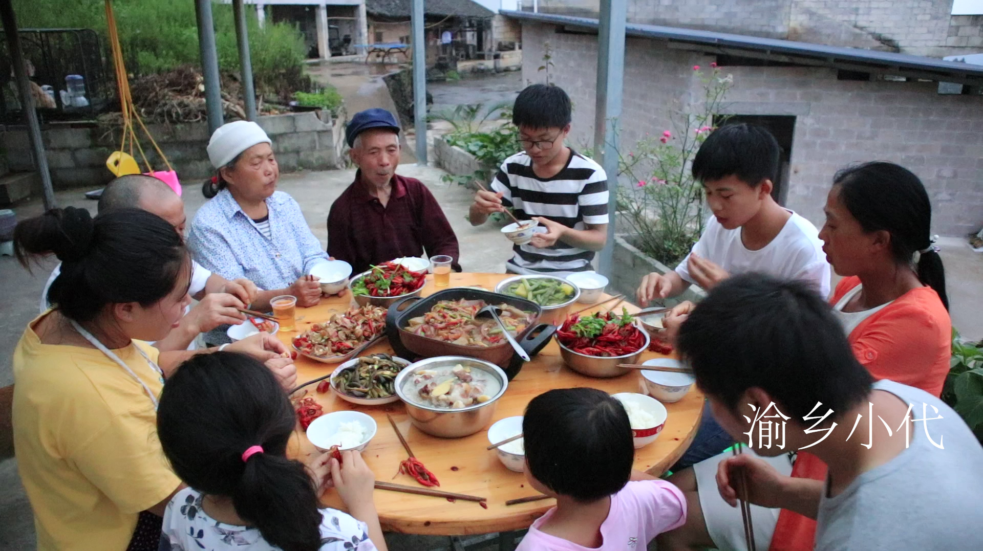 舅舅来家作客,媳妇煮干锅鸡杂麻辣小龙虾招待,人多吃饭就是香