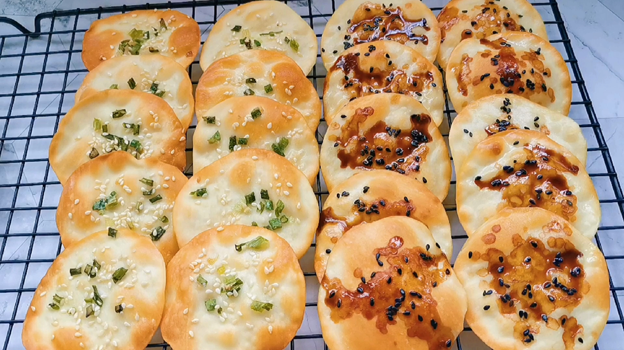 饺子皮新吃法,1分钟教你做两种口味的薄脆饼,咯嘣儿脆