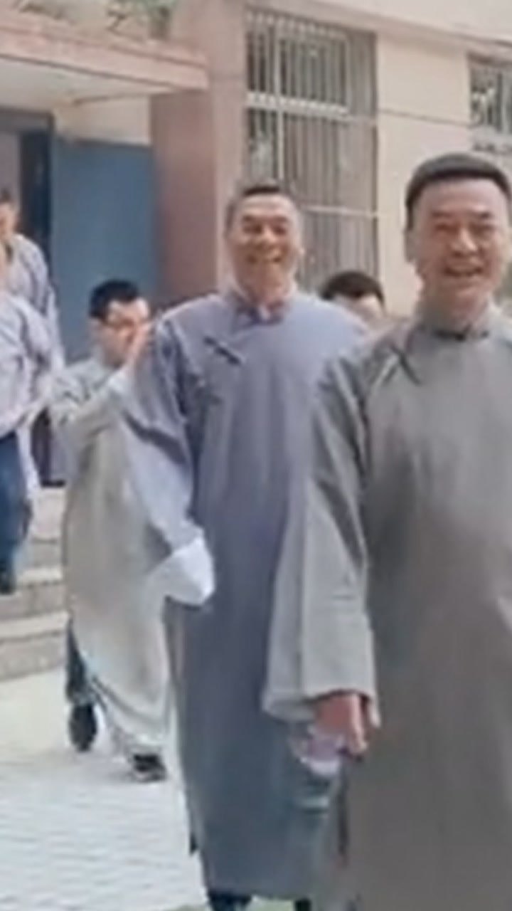 画风美好!29位老师穿民国风服装和学生们拍毕业照