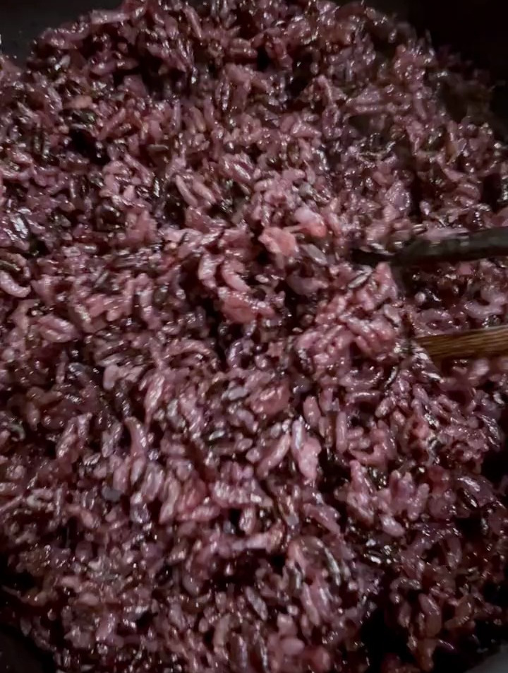 正宗五常黑米,煮出来的米饭满屋飘香,吃着太香了!