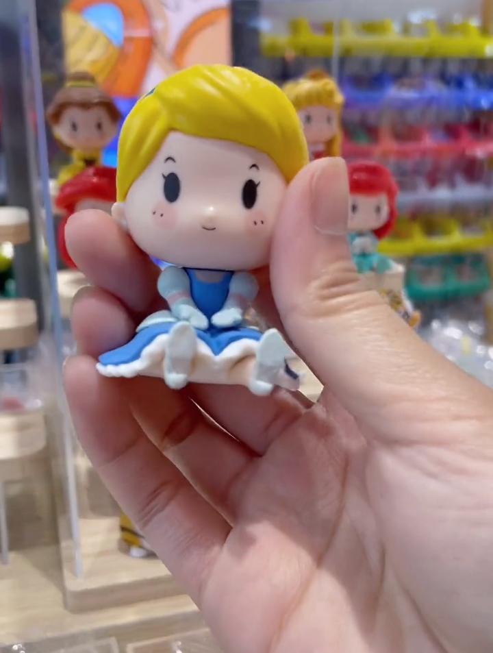 每个女孩都是小公主,丑小鸭也终有一天会成为白天鹅的……