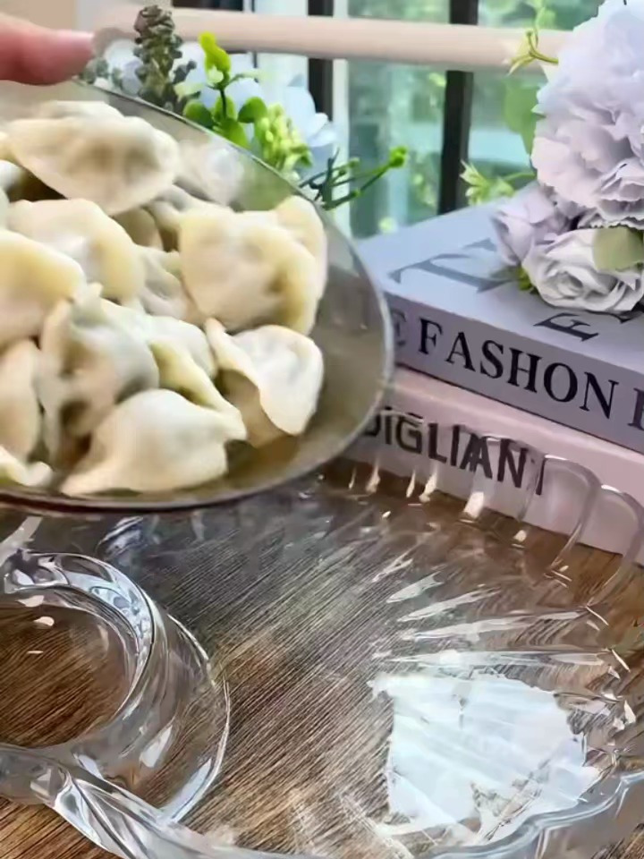 吃饺子就用这个饺子盘,分隔设计一口饺子一口蘸料真美味!