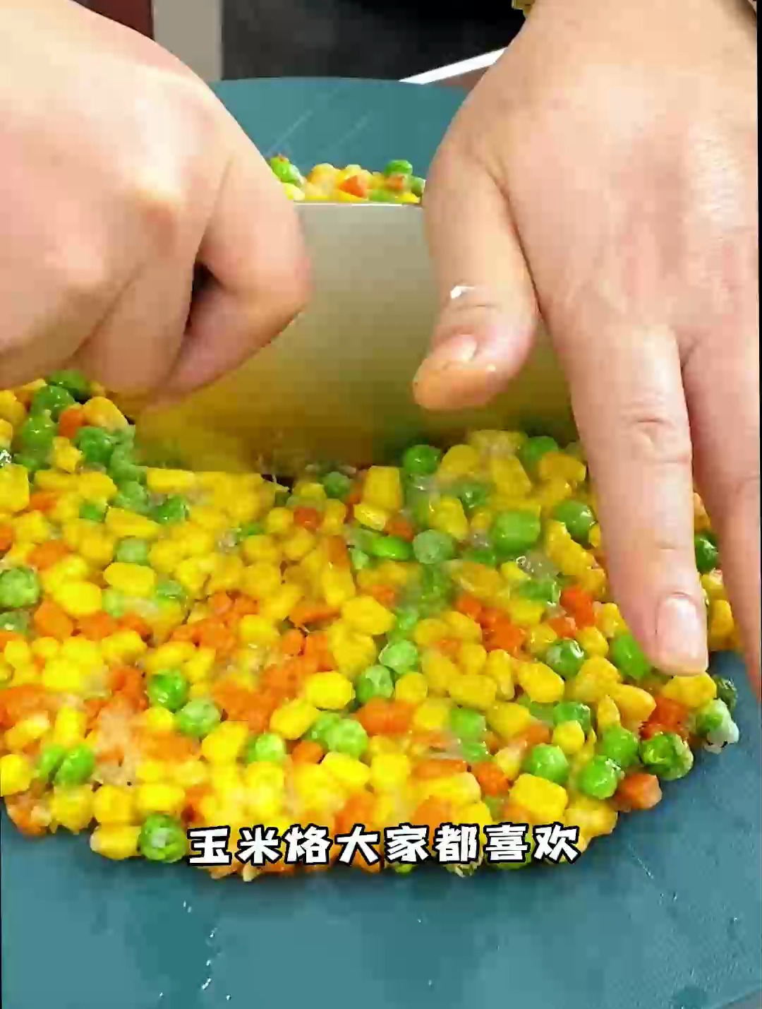 玉米烙大家都喜欢,在家怎么做不松散而且要脆,你看我怎么做