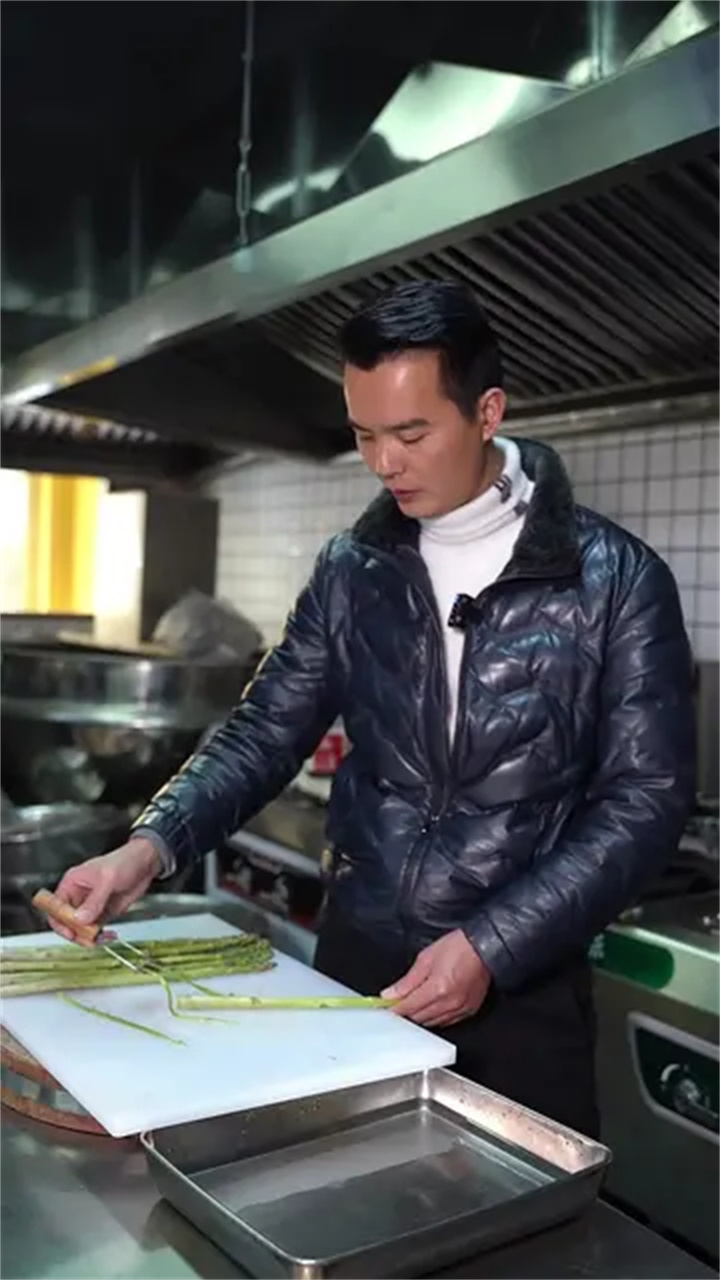 鲍鱼炒芦笋,快试试吧