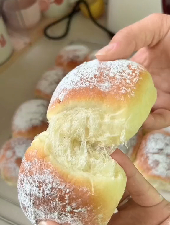 我也不知道它为什么叫舒芙蕾云朵面包,反正真的真的炒鸡柔软……