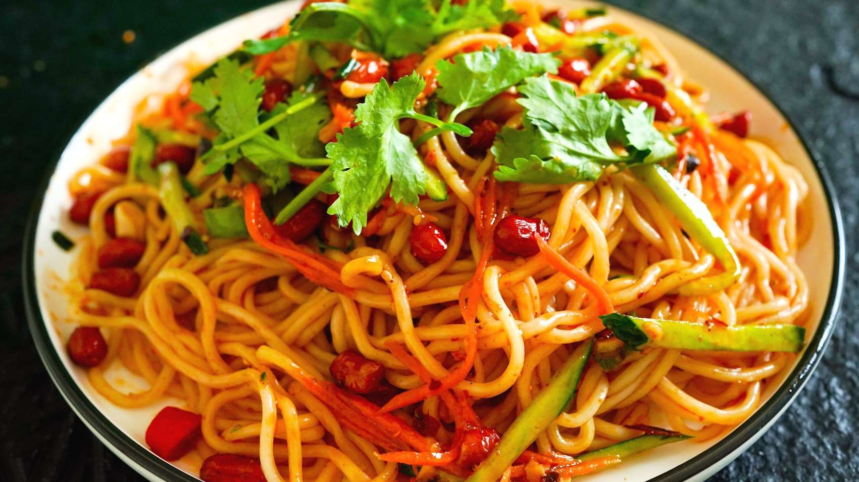 夏天天太热,上一道爽口凉拌面的做法,酸辣凉拌汁这样调才够味