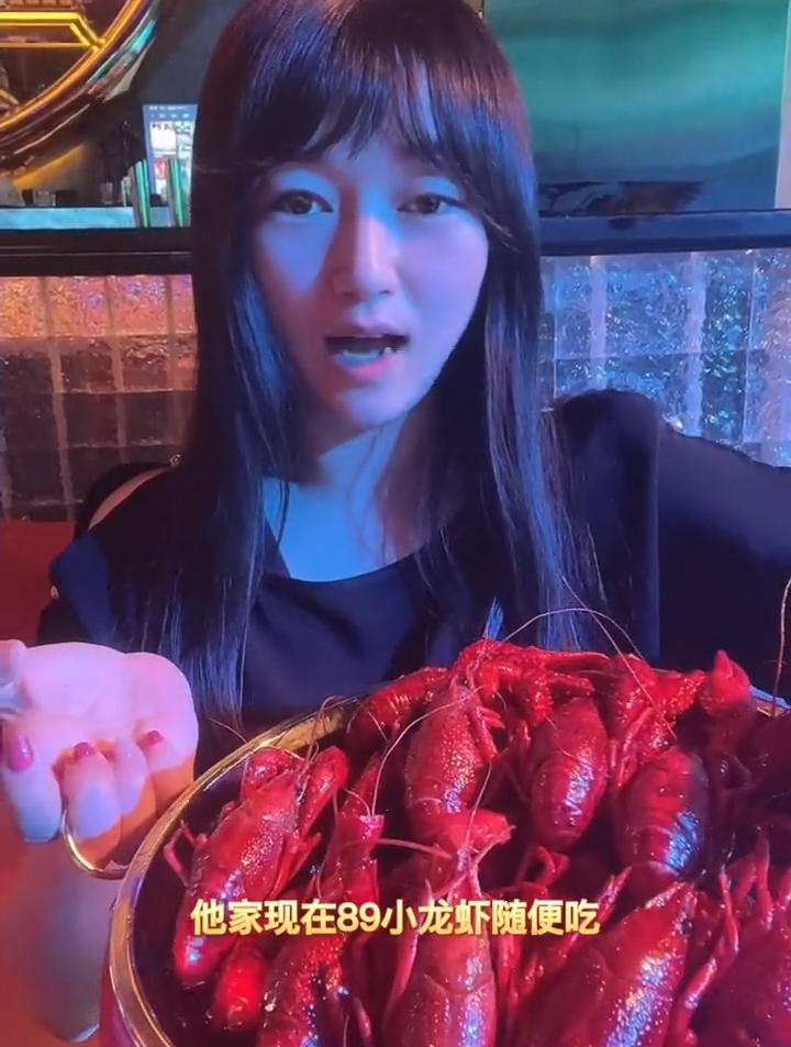 在酒吧实现小龙虾自由 还是新鲜个大的炮头龙虾