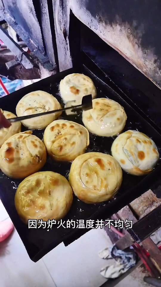 5元的烤菜盒皮薄馅足,天天排队买好吃还顶饱