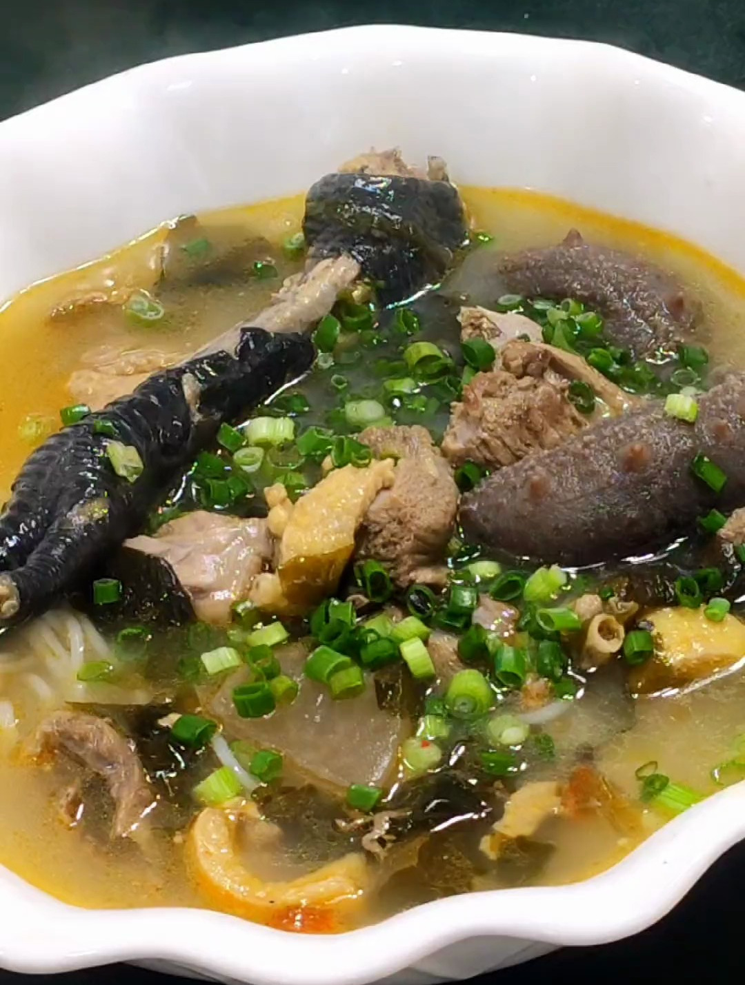 这酸萝卜老鸭汤米线卖十八元一碗如何?