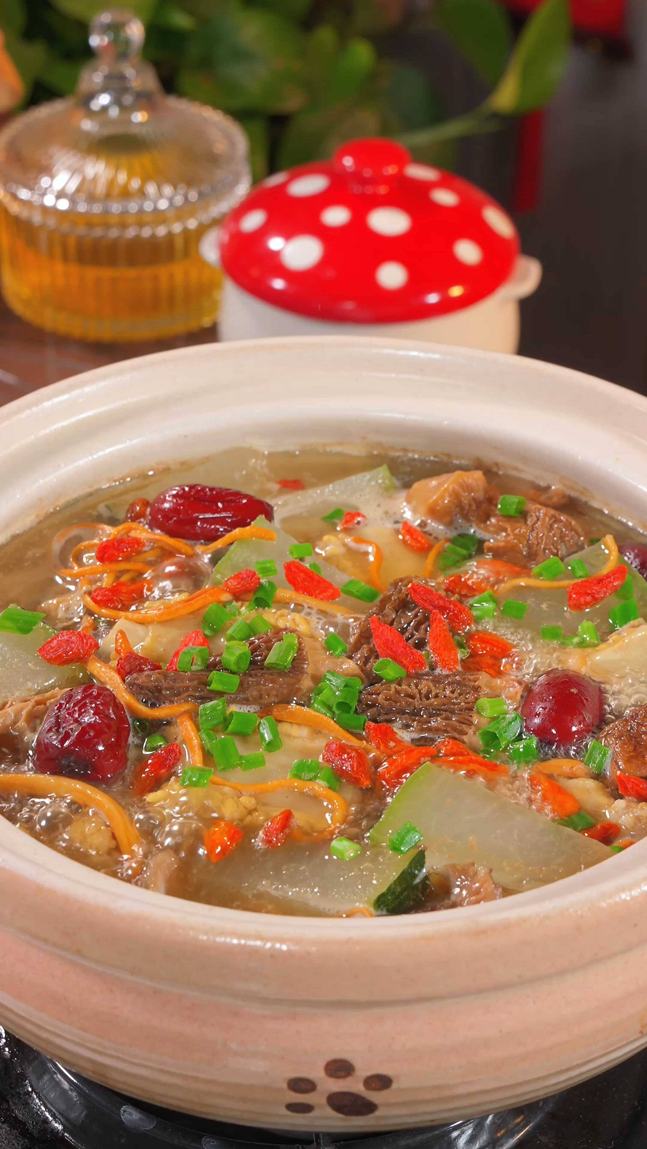 全家人都爱喝的排骨菌菇汤，学会了吗