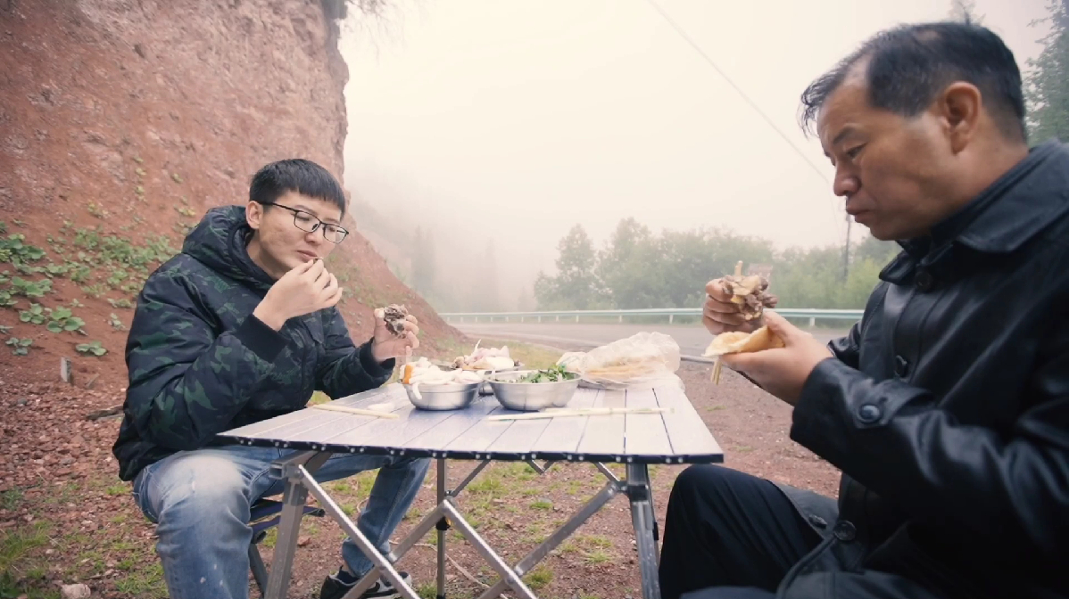 独库公路感受一年四季,牧民家买风干肉吃肉喝肉汤,营养又暖身