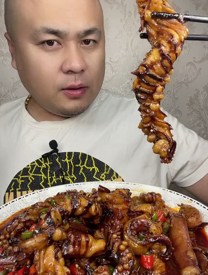 今天教大家做一道下酒菜红烧鱿鱼