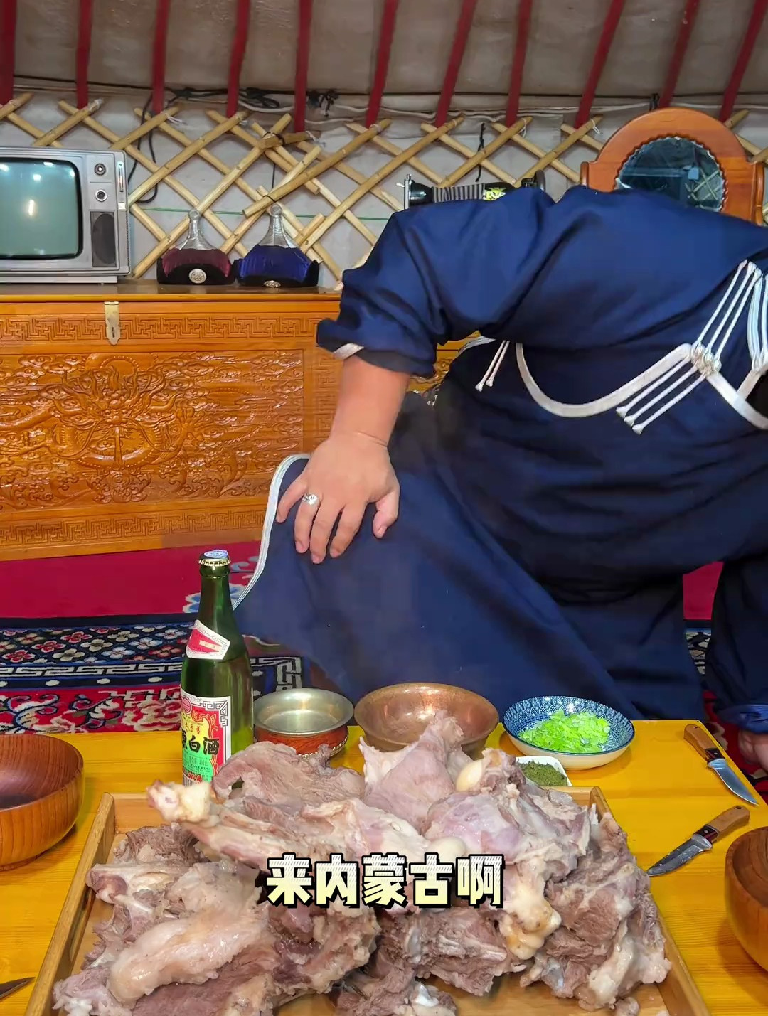 天气凉,必须来顿手把肉,再加上一碗汤,又是暖暖的一天!
