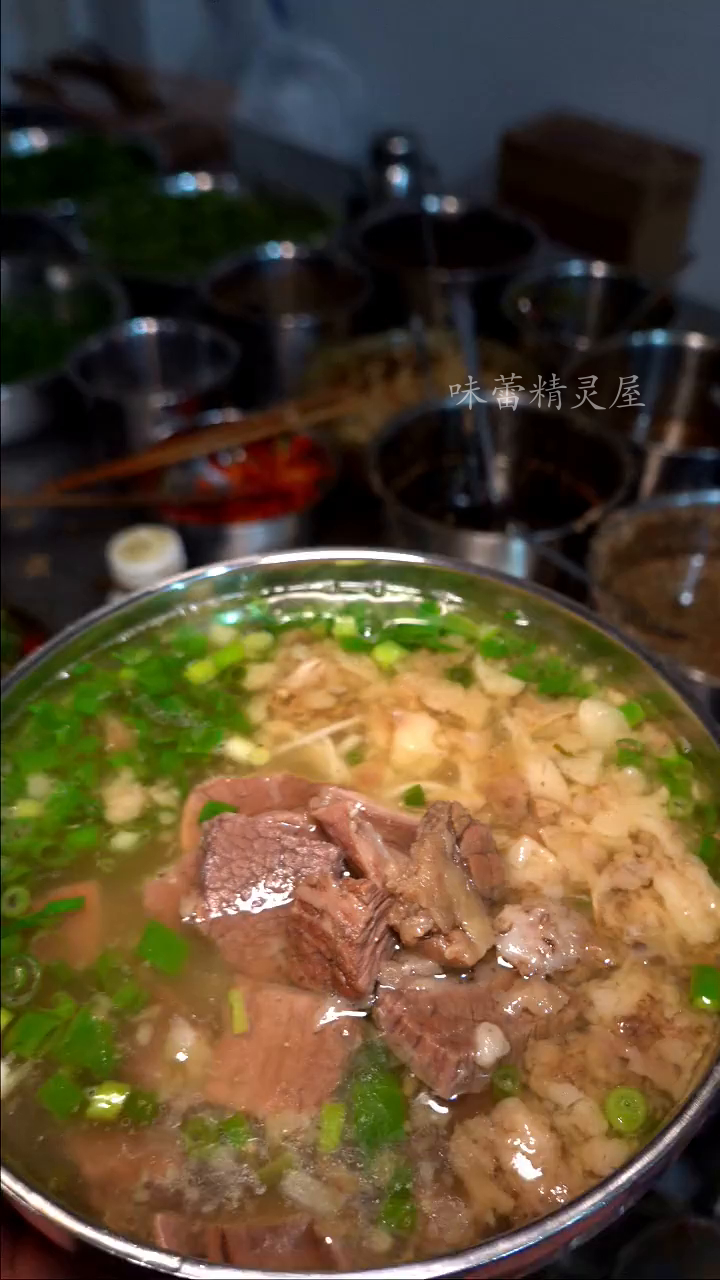 在云南早上来一碗街边的牛肉饵丝真是太爽了!