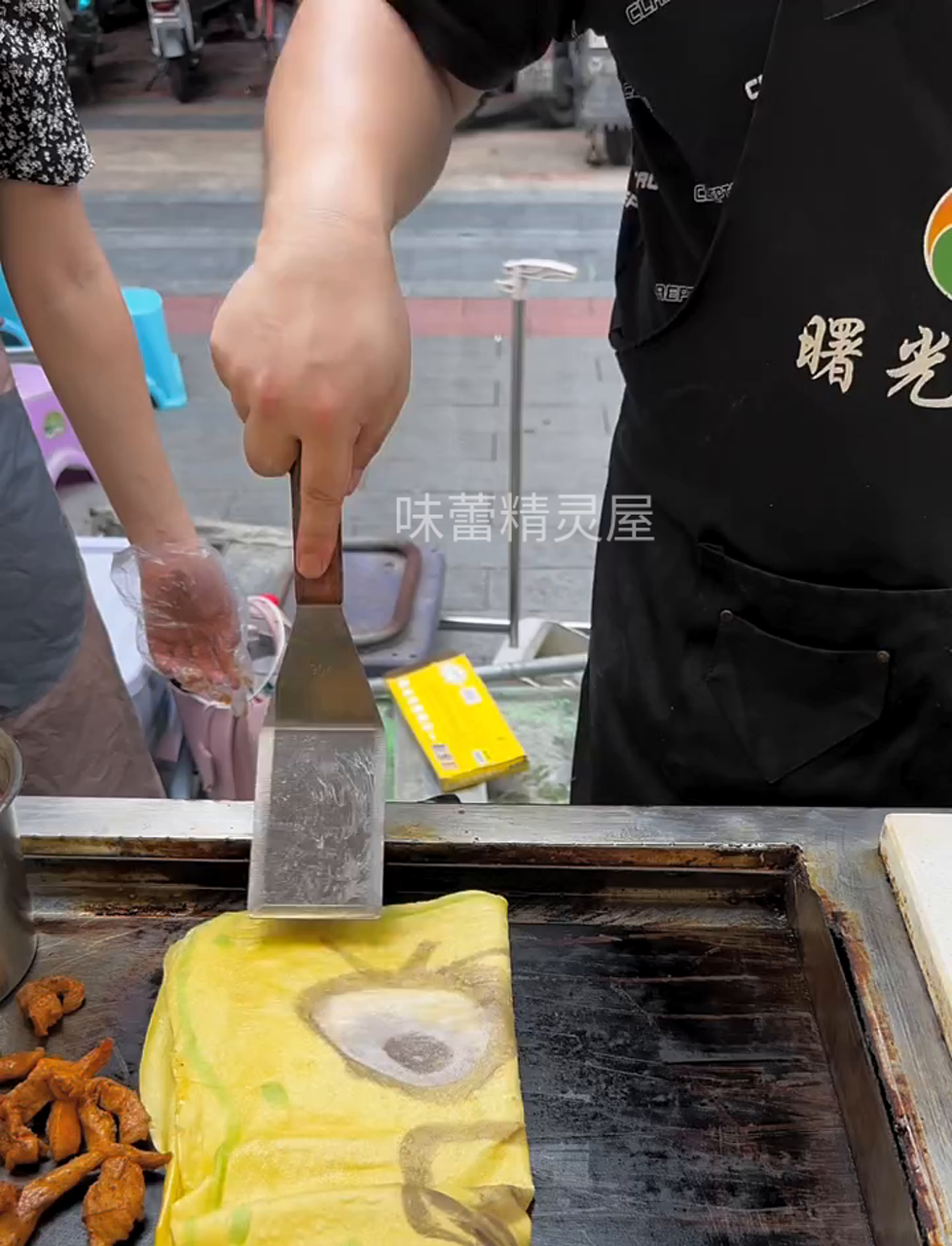 瞧这卤肉卷萌翻了,卡通造型满满～老板脑洞大开啊