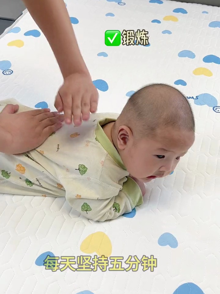 宝宝背部抚触操,每天坚持做放松肌肉,改善睡眠,宝宝少哭闹!